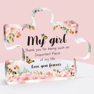Detail van acryl puzzelstuk cadeau standaard met bloemmotief en sentimentele tekst