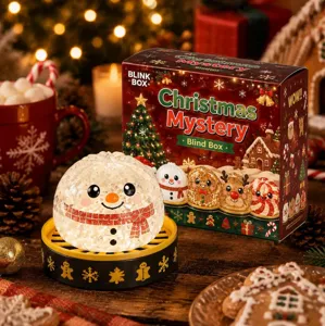 Gros plan d'un jouet squishy bonhomme de neige de Noël avec son coffret cadeau mystère