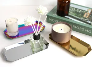 Set aus goldenen, silbernen und regenbogenfarbenen achteckigen Edelstahltabletts.