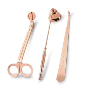 Kit de herramientas para velas de acero inoxidable en oro rosa con tijeras y apagavelas.