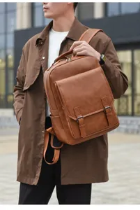 Hochwertiger brauner PU-Lederrucksack für Herren für Schule oder Reisen, Model-Foto
