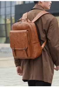 Seitenansicht eines braunen PU-Leder-Laptop-Rucksacks getragen von einem Mann