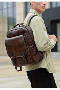 Herren-Rucksack aus hochwertigem braunem PU-Leder, getragen von einem Model im Freien
