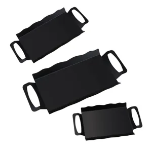Set mit drei schwarzen rechteckigen Serviertabletts aus Edelstahl mit Griffen und Wellenrand