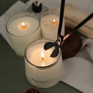Taglia stoppino in acciaio inossidabile nero opaco utilizzato su candele profumate