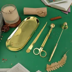 Elegante set di 4 accessori per candele dorati con taglia stoppino, spegni candela e vassoio