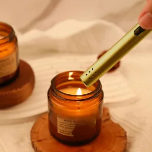 Accendino per candele lungo dorato ricaricabile che accende una candela profumata