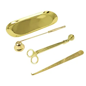 Set di accessori per candele dorati da 4 pezzi con spegnicandela, taglia-stoppino e vassoio