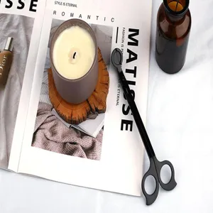 Ciseaux coupe-mèche élégants en acier inoxydable noir sur une scène de magazine