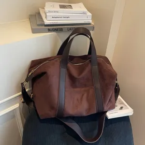 Borsa da viaggio vintage in pelle scamosciata marrone grande capacità con tracolla regolabile.