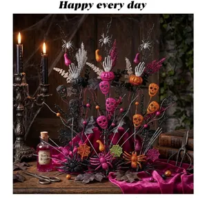 Nahaufnahme von glitzernden Halloween-Totenkopf-Blumenstäben für die Partydekoration