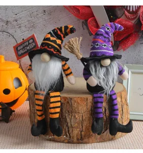 Vista detallada de dos gnomos brujas de Halloween en un tronco para decoración festiva