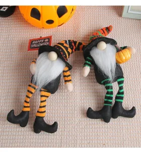 Detalle de dos gnomos de Halloween con largas piernas a rayas y barbas blancas