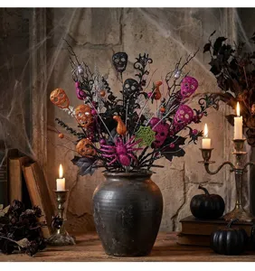 Detailansicht gotischer Halloween Totenkopf und Spinne Blumenstecker in dunkler Vase
