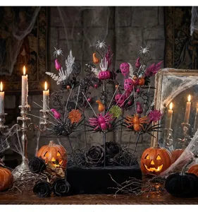 Nahaufnahme von Halloween-Totenkopf- und Glitzerspinnen-Blumensteckern für Partys