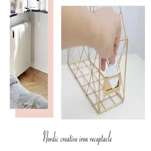 Detailansicht: Eine Hand steckt eine Karte in einen goldenen nordischen Schreibtisch-Organizer.