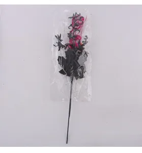 Gothischer Halloween-Blumenstecker mit schwarzen Blättern und pinkfarbenen Akzenten