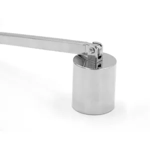 Primer plano de un apagavelas de metal cromado con un mango largo articulado.