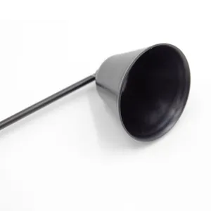 Mattschwarzer Kerzenlöscher aus Edelstahl mit langem Griff und glockenförmigem Löscher