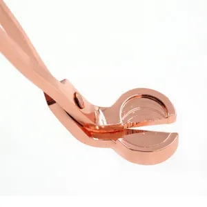 Eleganter Dochtschneider in Roségold mit rundem Kopf für sauberes und sicheres Abbrennen.
