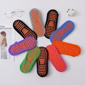 Bunte rutschfeste Baumwoll-Yoga- und Trampolinsocken mit orangen Noppen im Detail