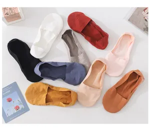 Auswahl an bunten Baumwoll-Füßlingen für flache Schuhe und Sneaker im modischen Set