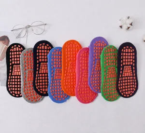 Nahaufnahme von bunten rutschfesten Yoga-Socken mit orangefarbenen Silikongreifpunkten