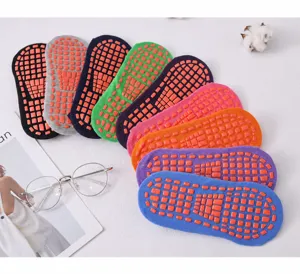 Bunte rutschfeste Trampolinsocken mit orangefarbenen Silikongriffen für Kinder und Yoga