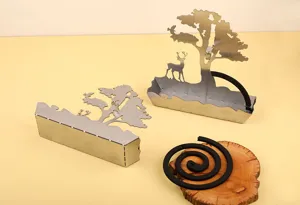 Detalle del soporte para espiral de mosquitos de acero inox con diseño de ciervo y árbol