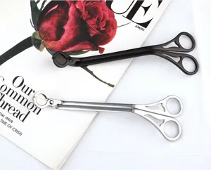 Λεπτομερής όψη ψαλιδιού φυτιλιού από ανοξείδωτο χάλυβα με κομψές διάτρητες λαβές
