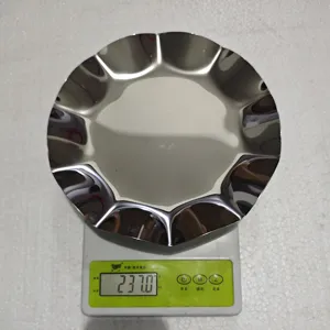 Vue détaillée de l'assiette à fruits ondulée en acier inoxydable, présentoir à dessert.