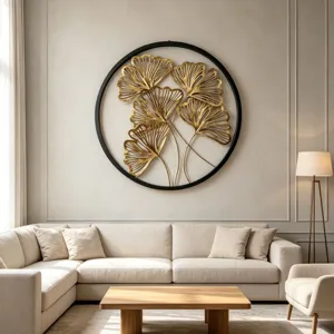 Goldene Ginkgoblat-Wandkunst über einem Sofa in einem modernen, hellen Wohnzimmer