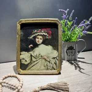 Cornice vintage in resina dorata con ritratto classico in elegante stile rustico francese