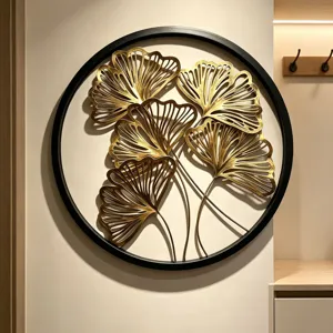 Detaillierte Ansicht einer runden Wandkunst aus goldenen Ginkgoblättern an einer weißen Flurwand