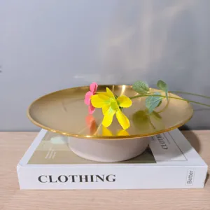 Eleganter goldener Tortenständer aus Edelstahl mit Standfuß für Dessert-Displays