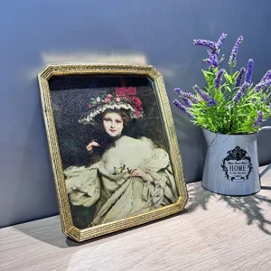 Elegante cornice per foto in resina dorata vintage con dettaglio di ritratto classico