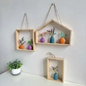 Houten wandlijsten met kleurrijke keramieken vazen en droogbloemen voor interieurdecoratie