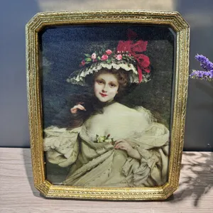 Dettaglio delle trame intricate di una cornice vintage in resina dorata decorata
