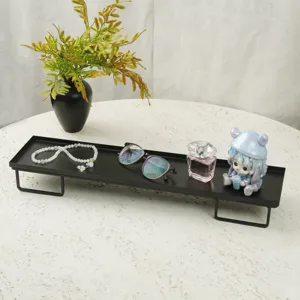 Bandeja de exhibición rectangular negra con pies altos para organizar accesorios
