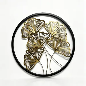 Makro-Detail der goldenen Ginkgoblatt-Skulptur aus Eisen in einem schwarzen Rahmen
