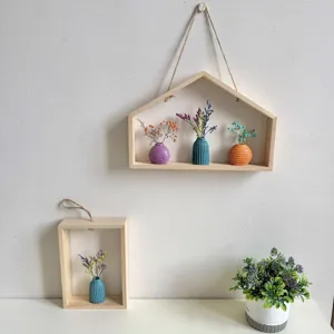Wandmontage houten planken set in huisvorm met kleurrijke vazen en droogbloemen