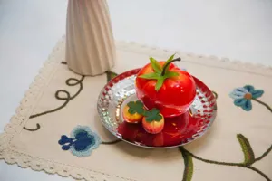 Plateau de fruits en acier inoxydable martelé avec décor de tomate rouge, idéal pour le thé.