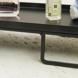 Detalle de cerca de una bandeja de exhibición rectangular negra mate con soporte