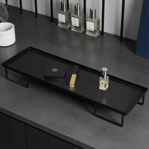 Primer plano de una elegante bandeja rectangular negra en una superficie moderna