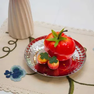 Assiette de fruits en acier inoxydable minimaliste, plateau de service pour la table.