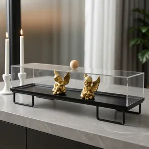 Detalle de una caja de exhibición rectangular de acrílico con un elegante soporte de metal negro