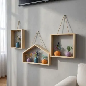 Gedetailleerd zicht op houten huisvormige plank met kleurrijke mini bloemenvazen