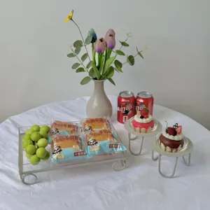 Vista detallada de soportes para postres de acrílico con marcos de metal para aperitivos