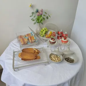 Bandejas para postres y cuencos para frutos secos estilo europeo con aperitivos en mesa blanca