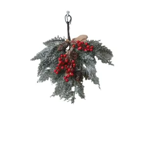 Festliche weihnachtliche Türdekoration mit verschneiten Tannenzweigen und Beeren